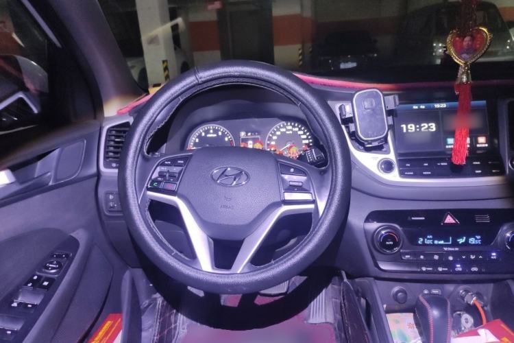 Used Hyundai Tucson 2015 1.6T Dual-Clutch Two-Wheel-Drive Smart Model Steering Wheel
