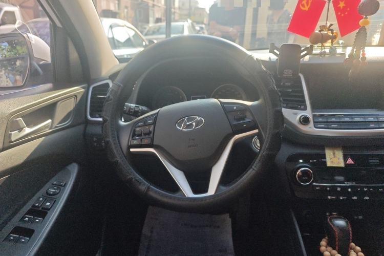 Used Hyundai Tucson 2015 1.6T Dual-Clutch Two-Wheel-Drive Smart Model Steering Wheel