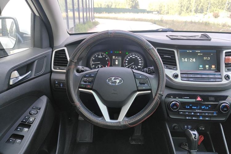 Used Hyundai Tucson 2015 1.6T Dual-Clutch Two-Wheel-Drive Smart Model Steering Wheel