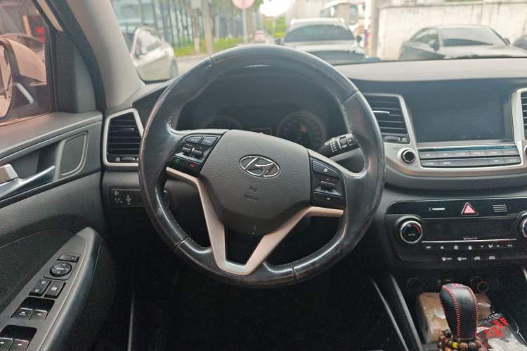 Used Hyundai Tucson 2015 1.6T Dual-Clutch Four-Wheel Drive Flagship Model Steering Wheel
