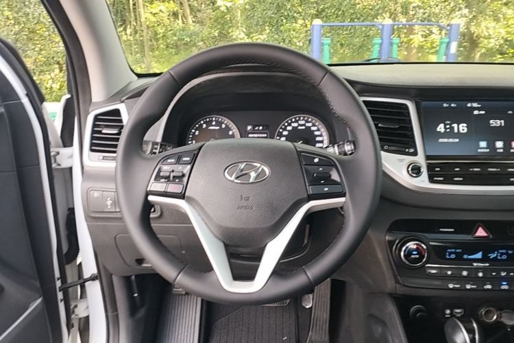 Used Hyundai Tucson 2015 1.6T Dual-Clutch Two-Wheel-Drive Smart Model Steering Wheel