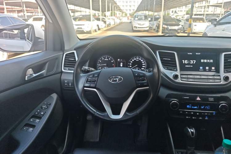 Used Hyundai Tucson 2015 1.6T Dual-Clutch Two-Wheel-Drive Smart Model Steering Wheel