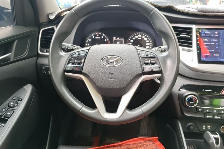Used Hyundai Tucson 2015 1.6T Dual-Clutch Two-Wheel-Drive Smart Model Steering Wheel