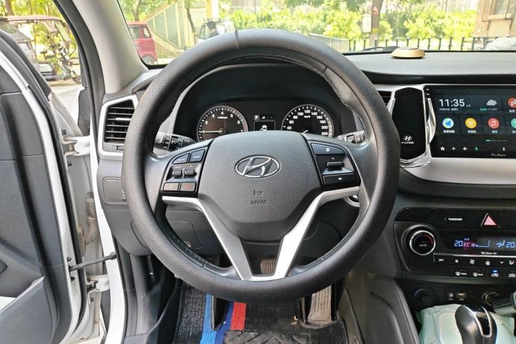 Used Hyundai Tucson 2015 1.6T Dual-Clutch Two-Wheel-Drive Smart Model Steering Wheel