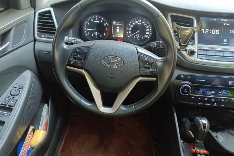 Used Hyundai Tucson 2015 1.6T Dual-Clutch Two-Wheel-Drive Smart Model Steering Wheel