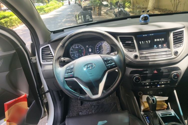 Used Hyundai Tucson 2015 1.6T Dual-Clutch Two-Wheel-Drive Smart Model Steering Wheel