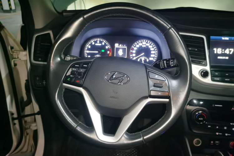 Used Hyundai Tucson 2015 1.6T Dual-Clutch Two-Wheel-Drive Smart Model Steering Wheel