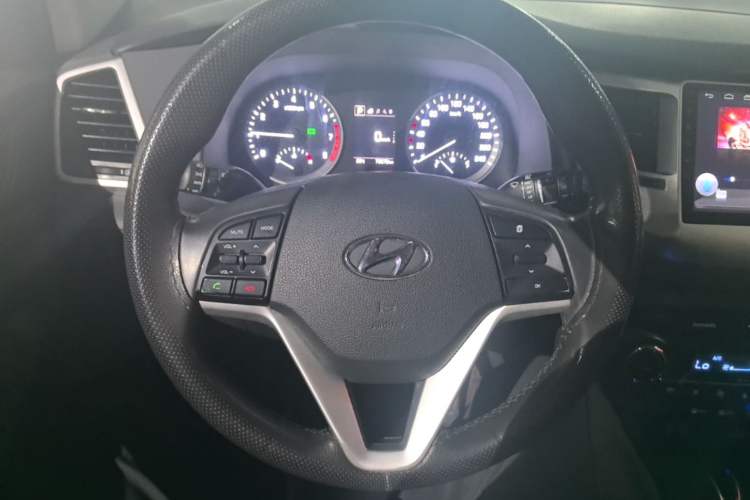 Used Hyundai Tucson 2015 1.6T Dual-Clutch Two-Wheel-Drive Smart Model Steering Wheel