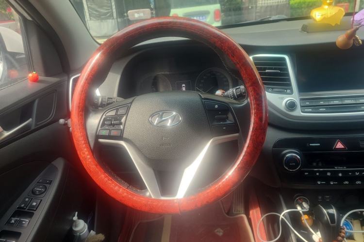 Used Hyundai Tucson 2015 1.6T Dual-Clutch Two-Wheel-Drive Smart Model Steering Wheel