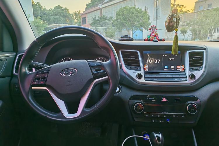 Used Hyundai Tucson 2015 1.6T Dual-Clutch Two-Wheel-Drive Smart Model Steering Wheel