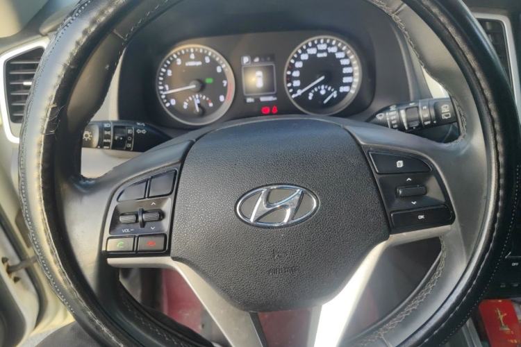 Used Hyundai Tucson 2015 1.6T Dual-Clutch Two-Wheel-Drive Smart Model Steering Wheel