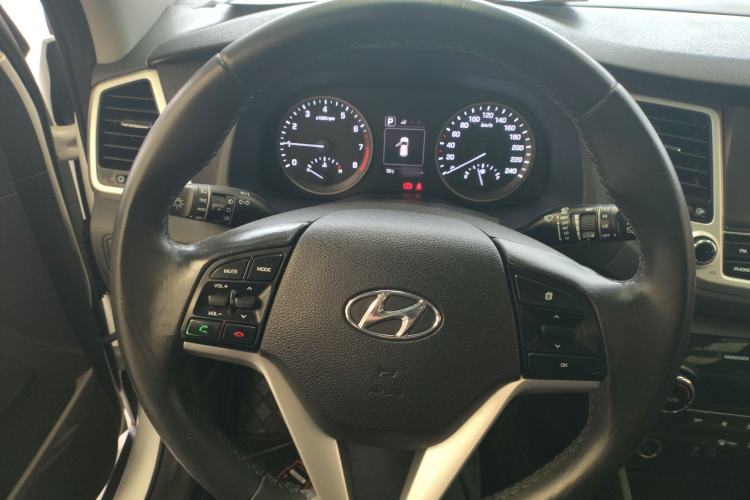 Used Hyundai Tucson 2015 1.6T Dual-Clutch Two-Wheel-Drive Smart Model Steering Wheel