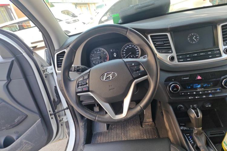 Used Hyundai Tucson 2015 1.6T Dual-Clutch Two-Wheel-Drive Smart Model Steering Wheel