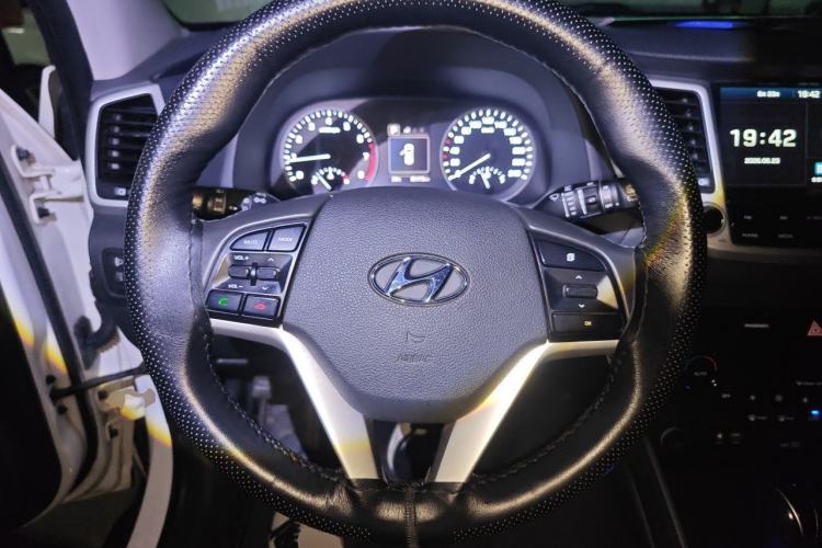 Used Hyundai Tucson 2015 1.6T Dual-Clutch Two-Wheel-Drive Smart Model Steering Wheel