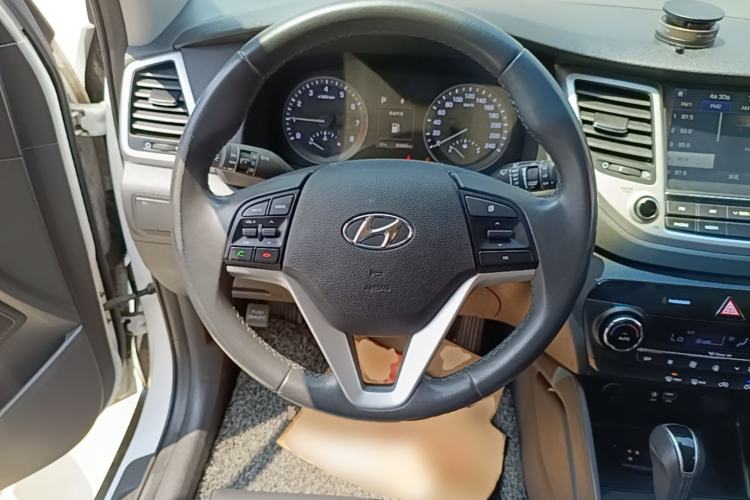 Used Hyundai Tucson 2015 1.6T Dual-Clutch Two-Wheel-Drive Smart Model Steering Wheel