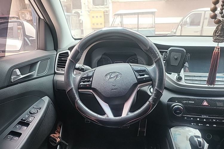 Used Hyundai Tucson 2015 1.6T Dual-Clutch Two-Wheel-Drive Smart Model Steering Wheel