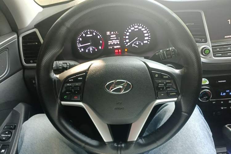 Used Hyundai Tucson 2015 1.6T Dual-Clutch Two-Wheel-Drive Smart Model Steering Wheel