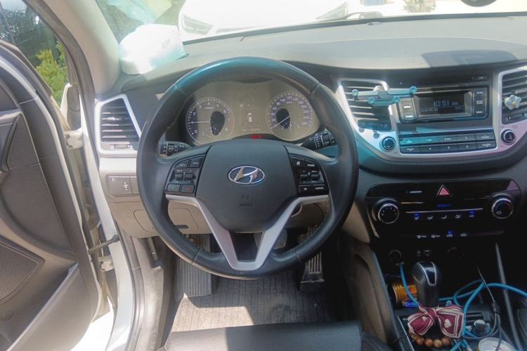 Used Hyundai Tucson 2015 2.0L Automatic Two-Wheel Drive Smart Version Steering Wheel