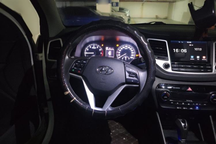 Used Hyundai Tucson 2015 1.6T Dual-Clutch Two-Wheel-Drive Smart Model Steering Wheel