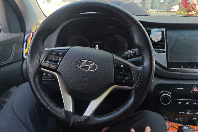 Used Hyundai Tucson 2015 2.0L Automatic Two-Wheel Drive Smart Version Steering Wheel