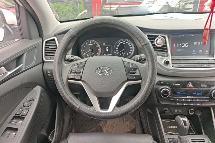 Used Hyundai Tucson 2015 1.6T Dual-Clutch Two-Wheel-Drive Smart Model Steering Wheel