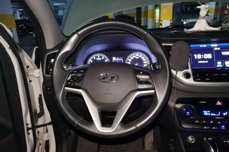 Used Hyundai Tucson 2015 1.6T Dual-Clutch Two-Wheel-Drive Smart Model Steering Wheel
