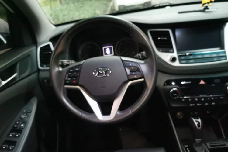 Used Hyundai Tucson 2015 1.6T Dual-Clutch Two-Wheel-Drive Smart Model Steering Wheel