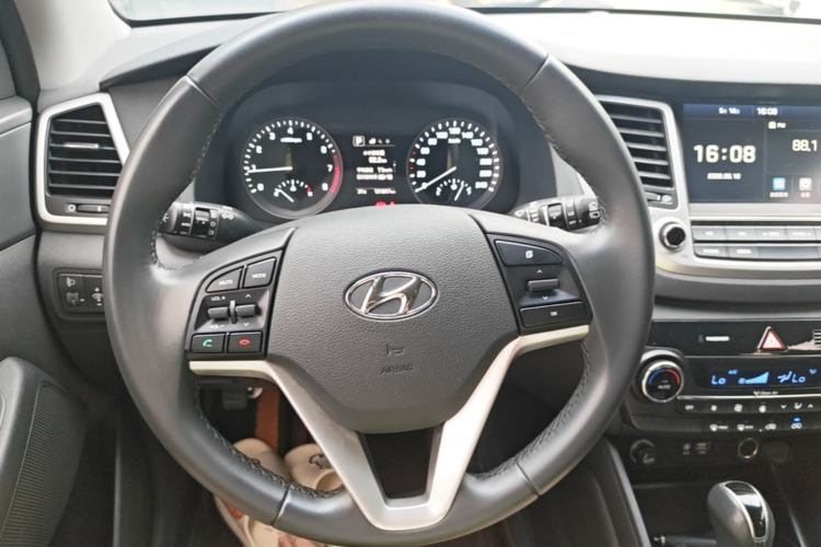 Used Hyundai Tucson 2015 1.6T Dual-Clutch Two-Wheel-Drive Smart Model Steering Wheel