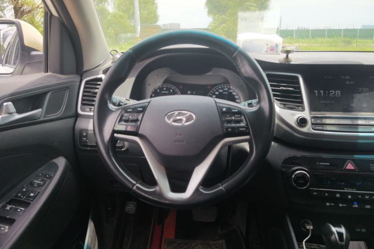 Used Hyundai Tucson 2015 1.6T Dual-Clutch Two-Wheel-Drive Smart Model Steering Wheel