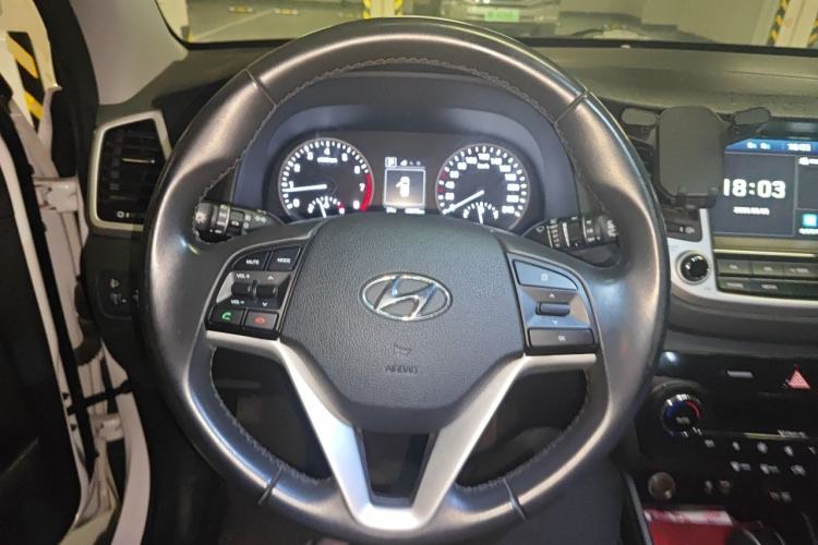 Used Hyundai Tucson 2015 1.6T Dual-Clutch Two-Wheel-Drive Smart Model Steering Wheel