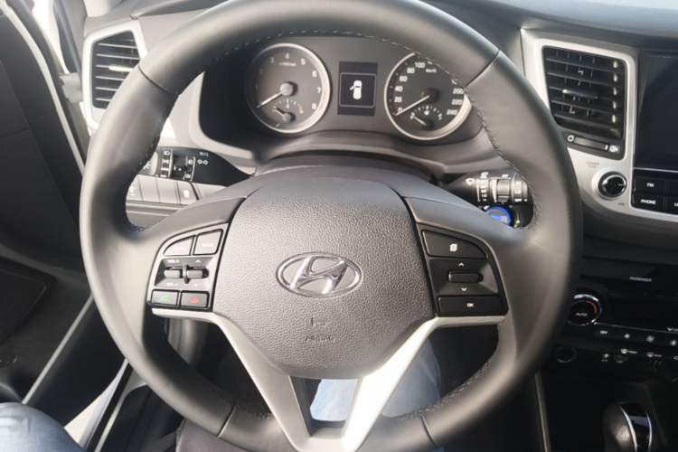 Used Hyundai Tucson 2015 1.6T Dual-Clutch Two-Wheel-Drive Smart Model Steering Wheel