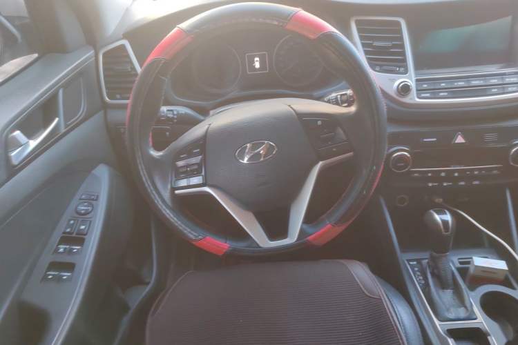 Used Hyundai Tucson 2015 1.6T Dual-Clutch Two-Wheel-Drive Smart Model Steering Wheel