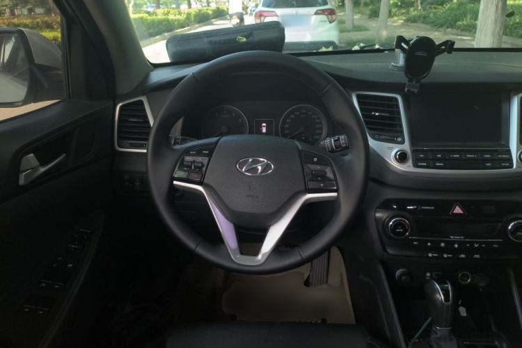 Used Hyundai Tucson 2015 1.6T Dual-Clutch Two-Wheel-Drive Leading Model Steering Wheel