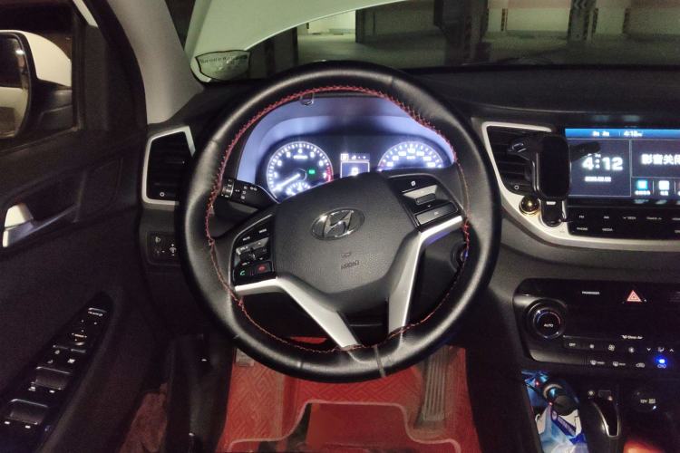 Used Hyundai Tucson 2015 1.6T Dual-Clutch Two-Wheel-Drive Leading Model Steering Wheel