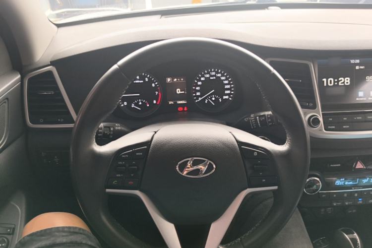 Used Hyundai Tucson 2015 1.6T Dual-Clutch Two-Wheel-Drive Smart Model Steering Wheel