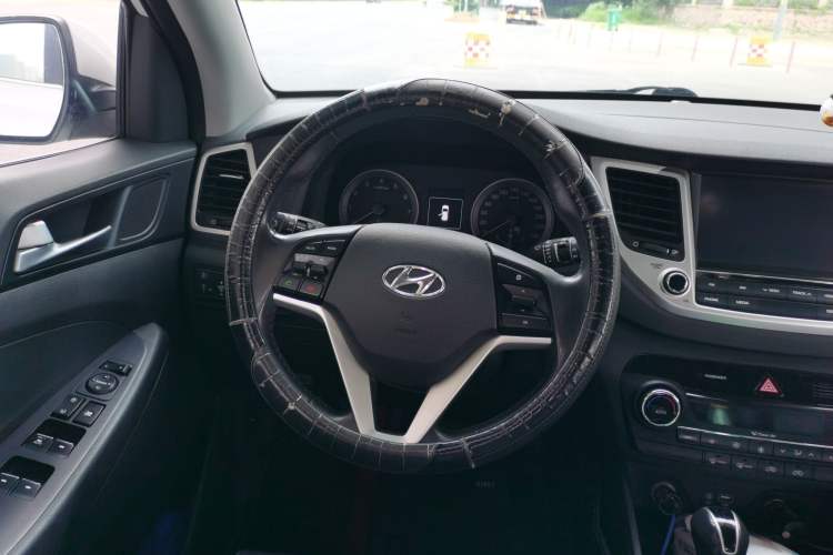 Used Hyundai Tucson 2015 1.6T Dual-Clutch Two-Wheel-Drive Smart Model Steering Wheel