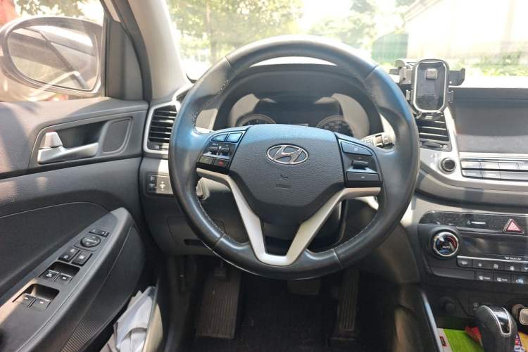 Used Hyundai Tucson 2015 1.6T Dual-Clutch Two-Wheel-Drive Smart Model Steering Wheel