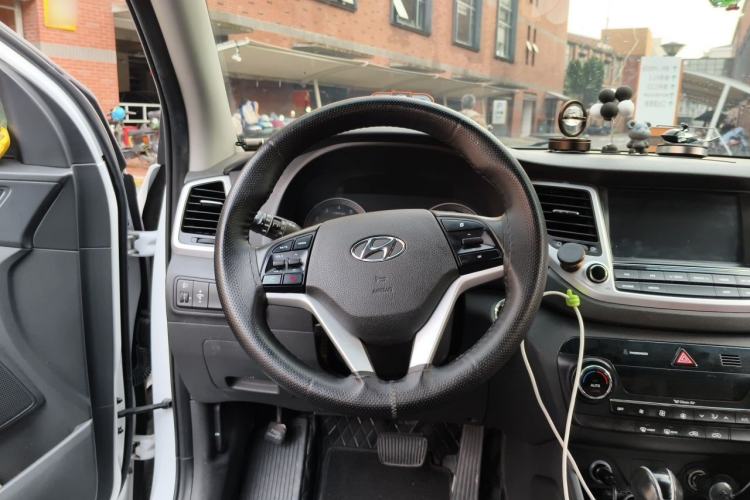Used Hyundai Tucson 2015 1.6T Dual-Clutch Two-Wheel-Drive Smart Model Steering Wheel