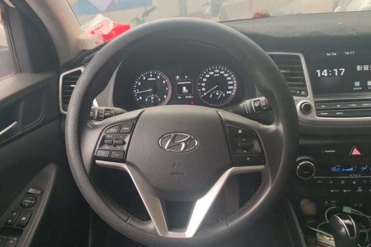 Used Hyundai Tucson 2015 1.6T Dual-Clutch Two-Wheel-Drive Smart Model Steering Wheel