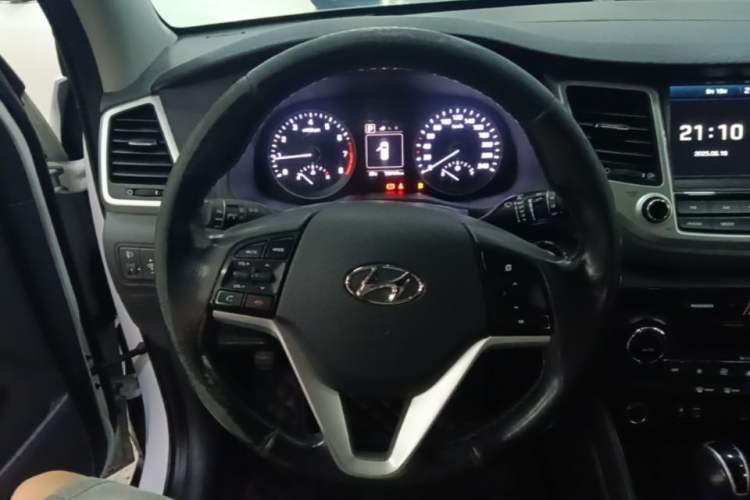 Used Hyundai Tucson 2015 1.6T Dual-Clutch Two-Wheel-Drive Smart Model Steering Wheel