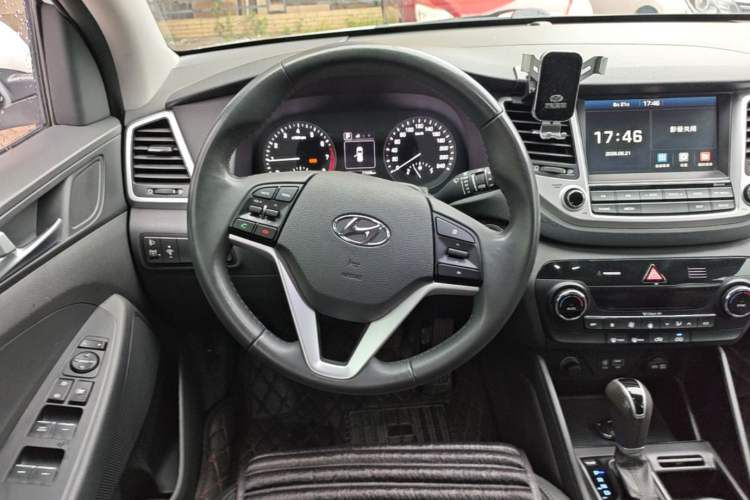 Used Hyundai Tucson 2015 1.6T Dual-Clutch Two-Wheel-Drive Smart Model Steering Wheel