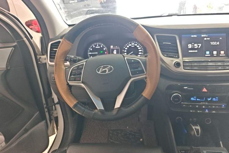 Used Hyundai Tucson 2015 1.6T Dual-Clutch Two-Wheel-Drive Smart Model Steering Wheel