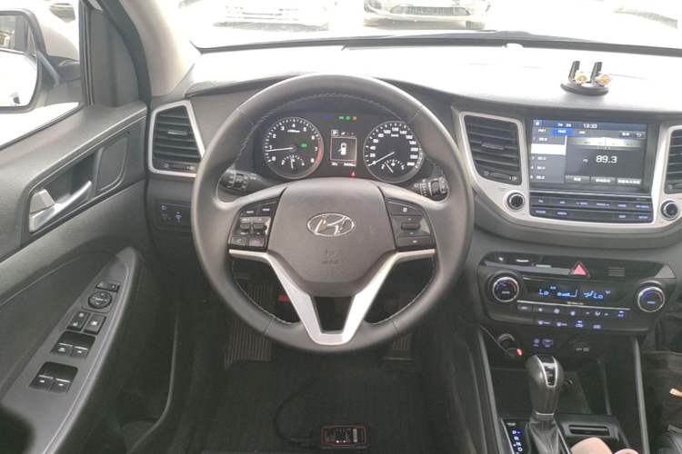 Used Hyundai Tucson 2015 1.6T Dual-Clutch Two-Wheel-Drive Smart Model Steering Wheel