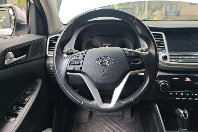 Used Hyundai Tucson 2015 1.6T Dual-Clutch Two-Wheel-Drive Smart Model Steering Wheel