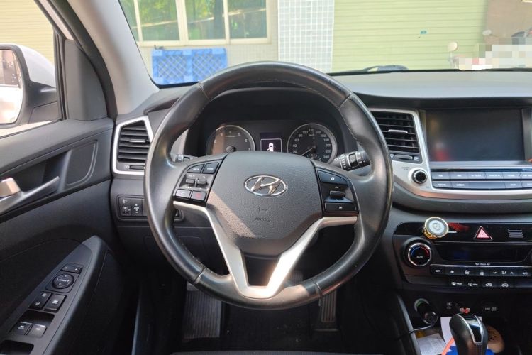 Used Hyundai Tucson 2015 1.6T Dual-Clutch Two-Wheel-Drive Smart Model Steering Wheel