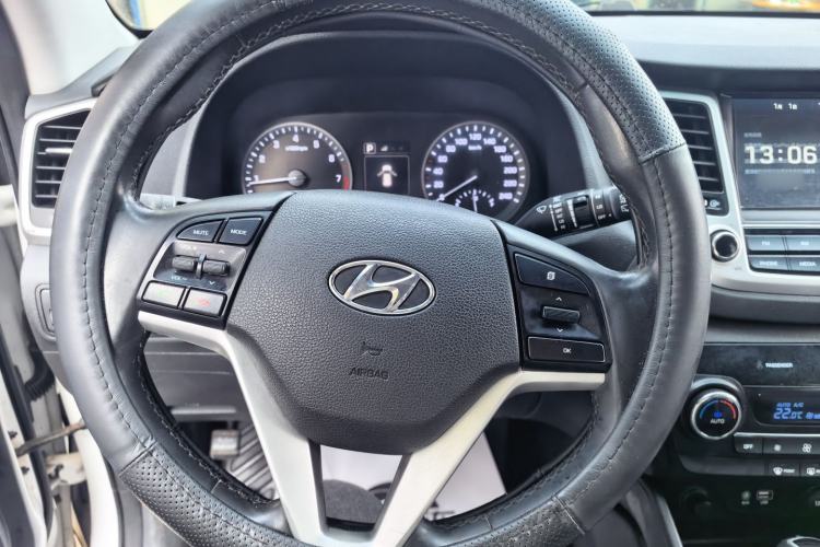 Used Hyundai Tucson 2015 1.6T Dual-Clutch Two-Wheel-Drive Smart Model Steering Wheel