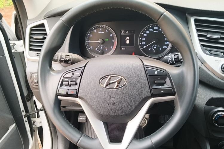 Used Hyundai Tucson 2015 1.6T Dual-Clutch Two-Wheel-Drive Smart Model Steering Wheel