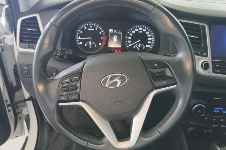 Used Hyundai Tucson 2015 1.6T Dual-Clutch Two-Wheel-Drive Smart Model Steering Wheel