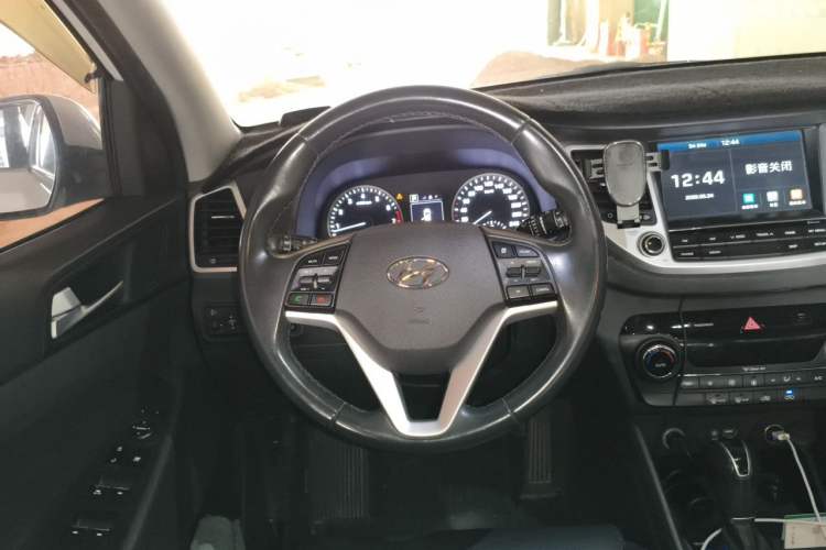 Used Hyundai Tucson 2015 1.6T Dual-Clutch Two-Wheel-Drive Smart Model Steering Wheel