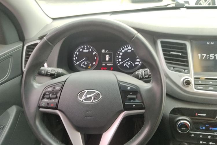 Used Hyundai Tucson 2015 1.6T Dual-Clutch Two-Wheel-Drive Smart Model Steering Wheel